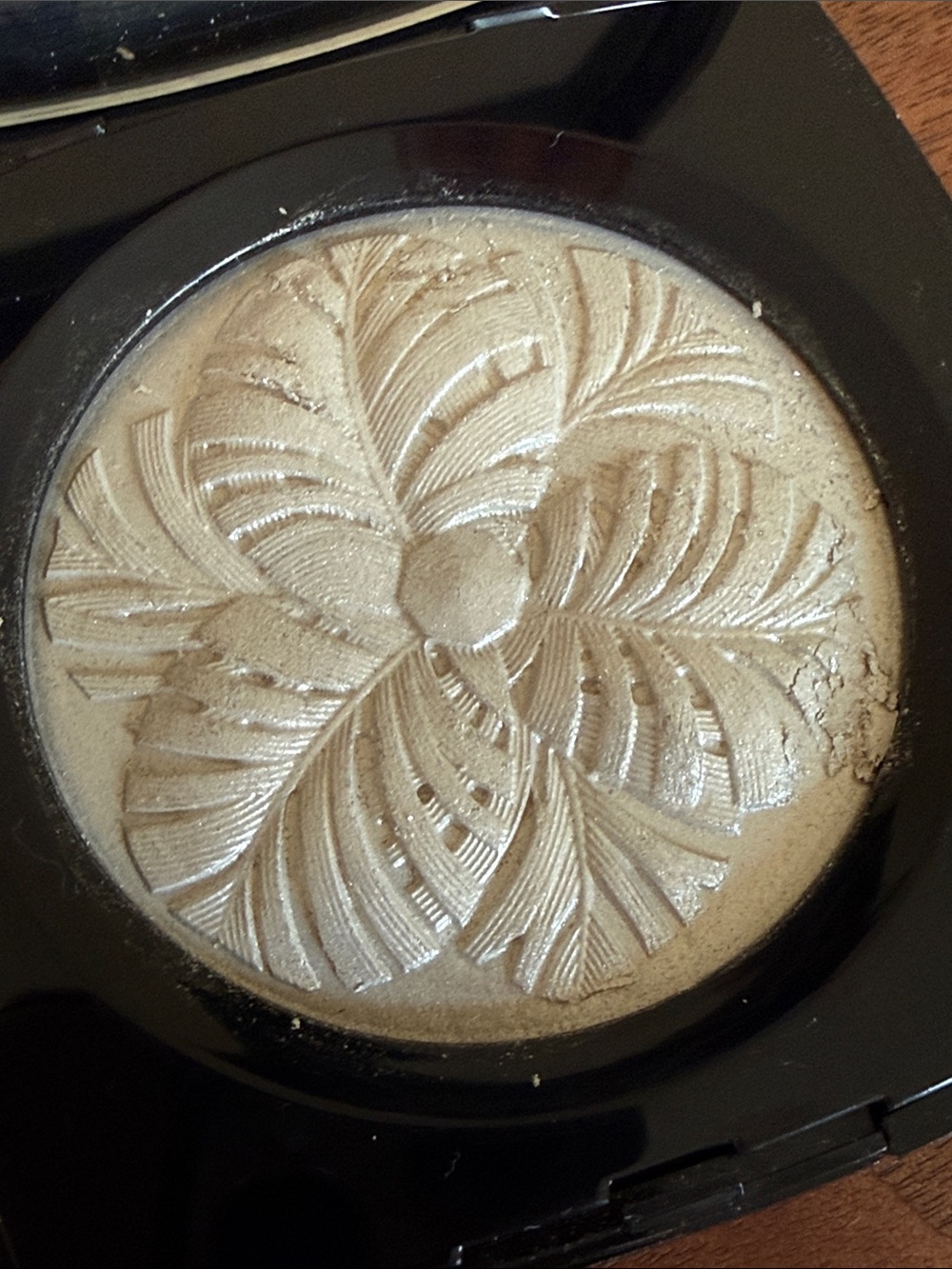 CHANEL Black Camélia de Plumes Highlighting Powder Compact - Picture 2 of 5